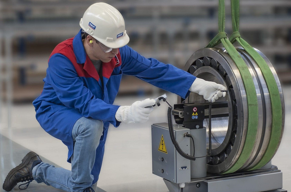 Cleaning cylindrical roller bearings and checking dimensions for installation