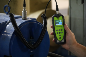 Engineers investigate the source of abnormal vibration with vibration analyzer