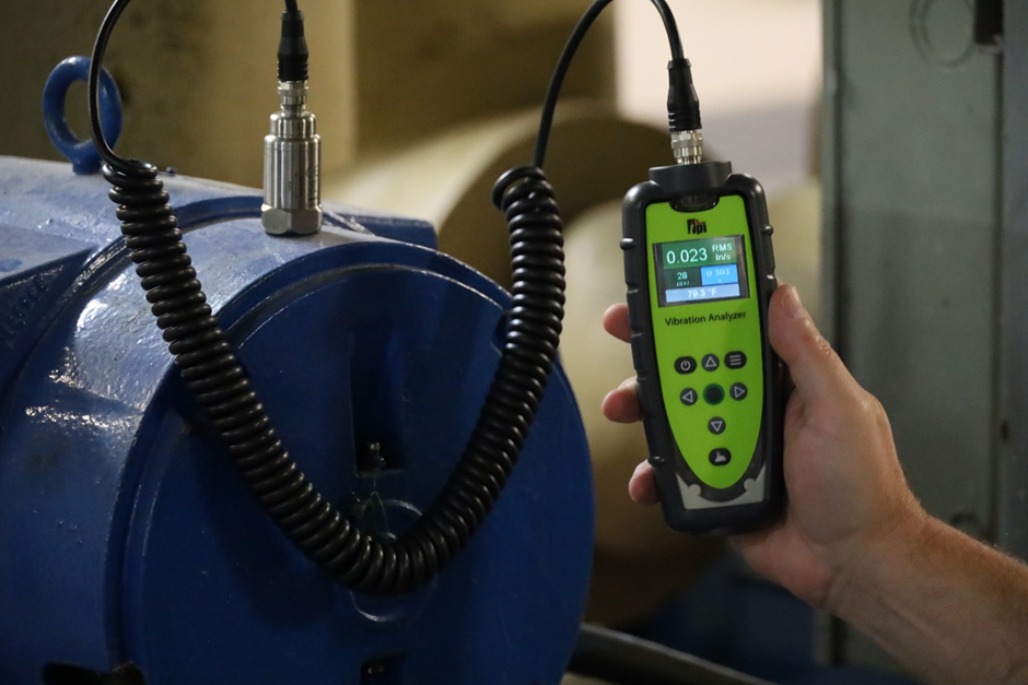 Engineers investigate the source of abnormal vibration with vibration analyzer