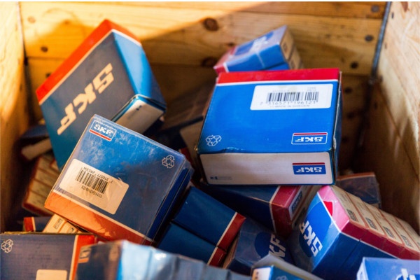 The picture shows the packaging box of the counterfeit SKF bearings.