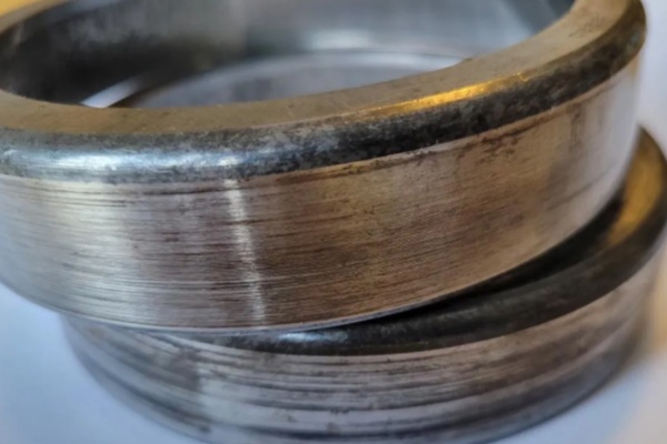 Graphic depicting inner ring creep on a shaft, with signs of fretting corrosion and wear. 